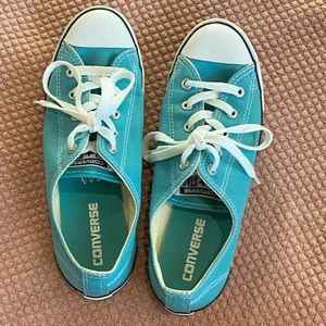 Like new Women’s dainty Turquoise Converse sz 8